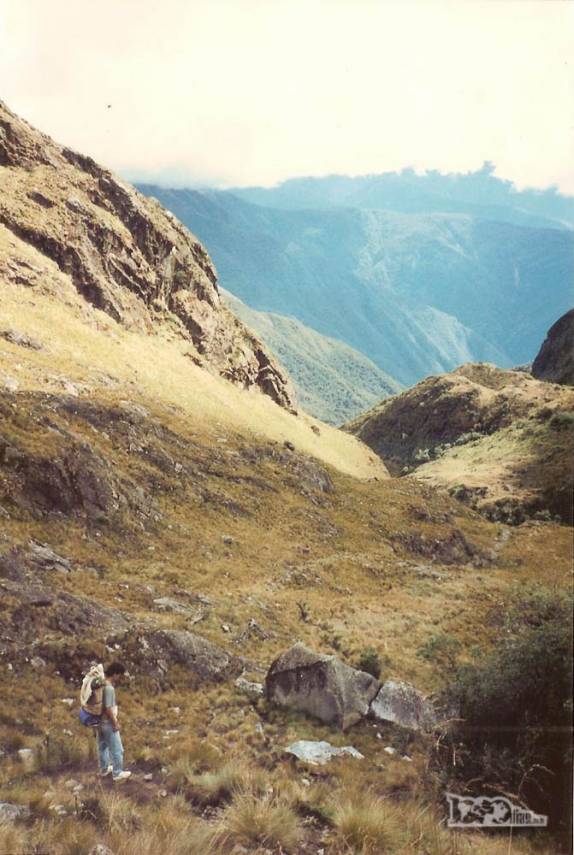 No manhã do segundo dia de caminhada, cruzando o 1o Paso, ponto mais alto do caminho inca que leva a Machu Picchu, no Peru. Conhecido como Warmiwañusca, ou 'mulher que dorme', está a 4.200 metros de altitude! (foto de Julho de 1990)